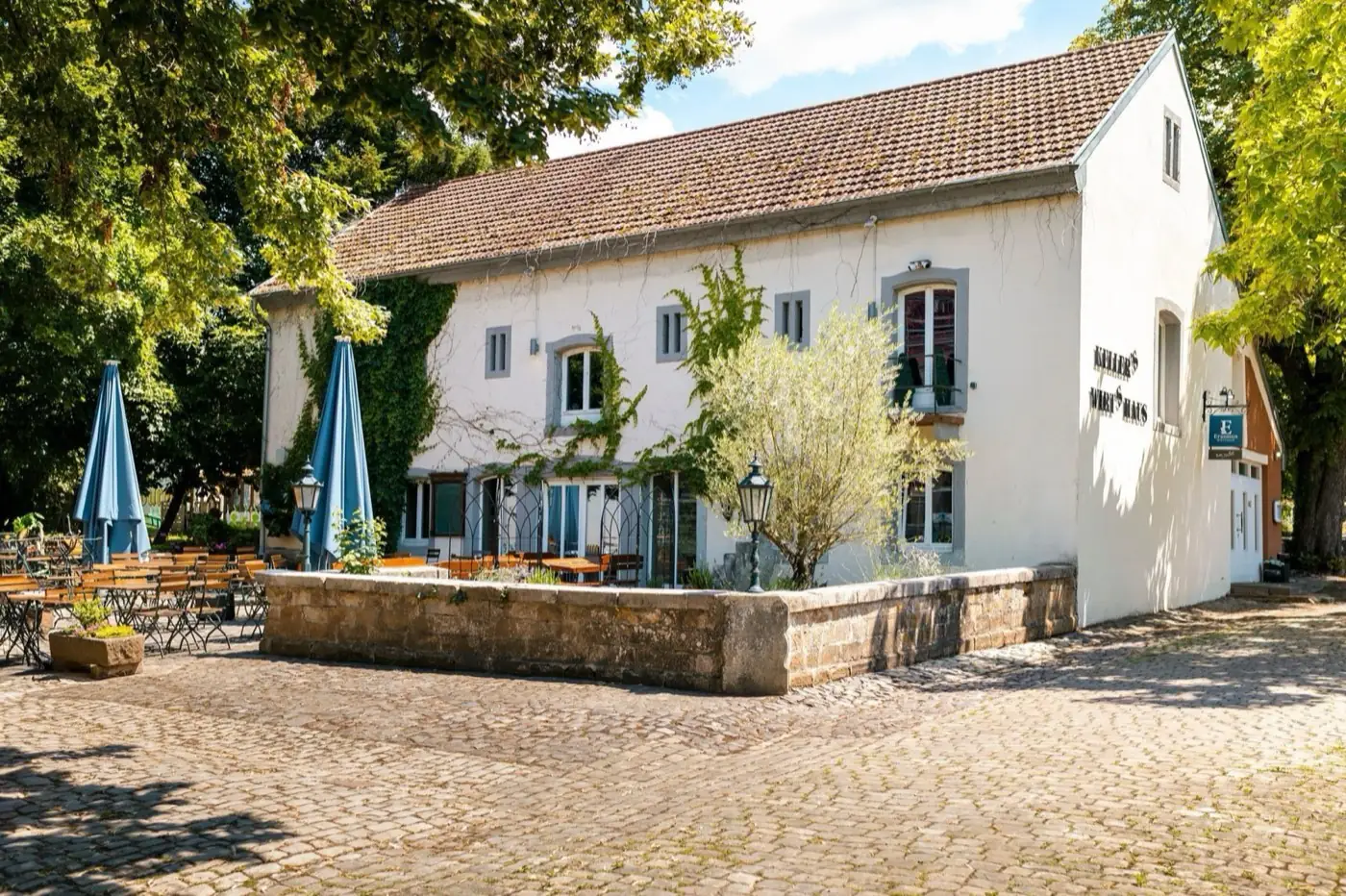 Kellers Wirtshaus an der Saar — Außenansicht mit Innenhof